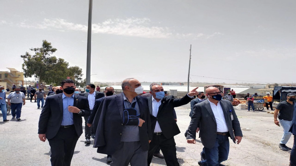 رئيس الوزراء يؤكد ضرورة الاستمرار بتوفير المنتجات الزراعية بأسعار مناسبة وجودة عالية