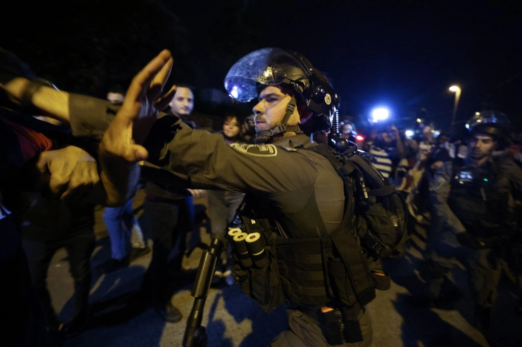 استشهاد فلسطينيين اثنين وإصابة ثالث برصاص الاحتلال الإسرائيلي