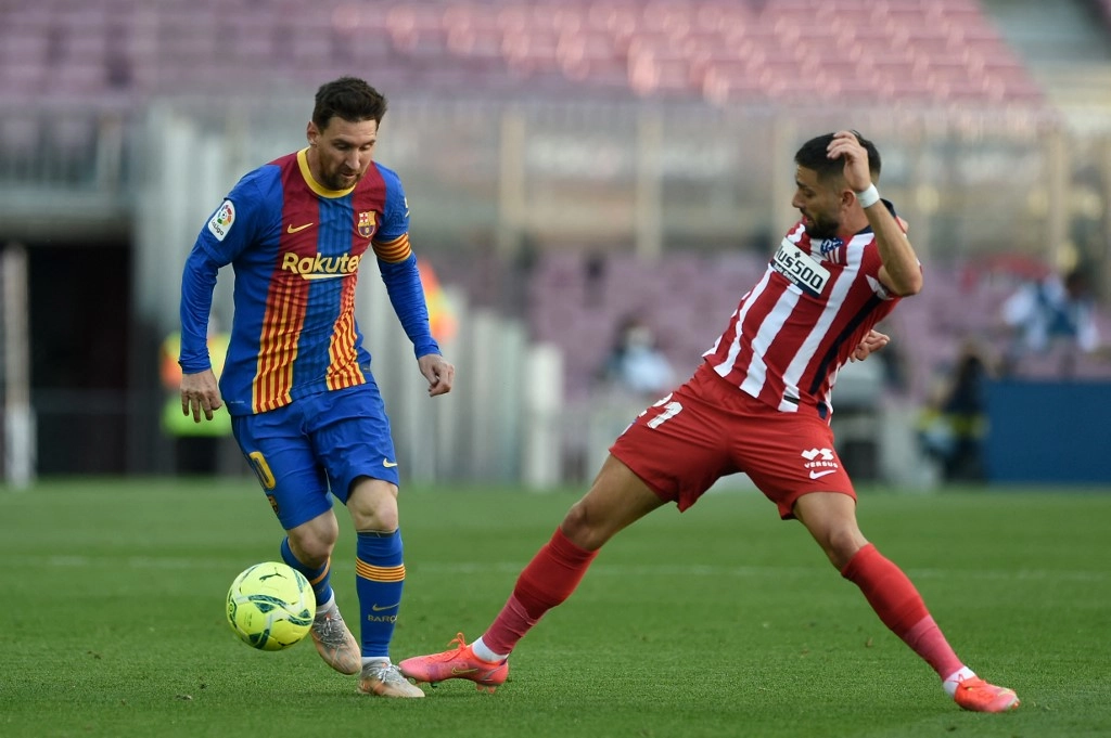 برشلونة وأتلتيكو يمنحان ريال فرصة الصدارة بتعادلهما