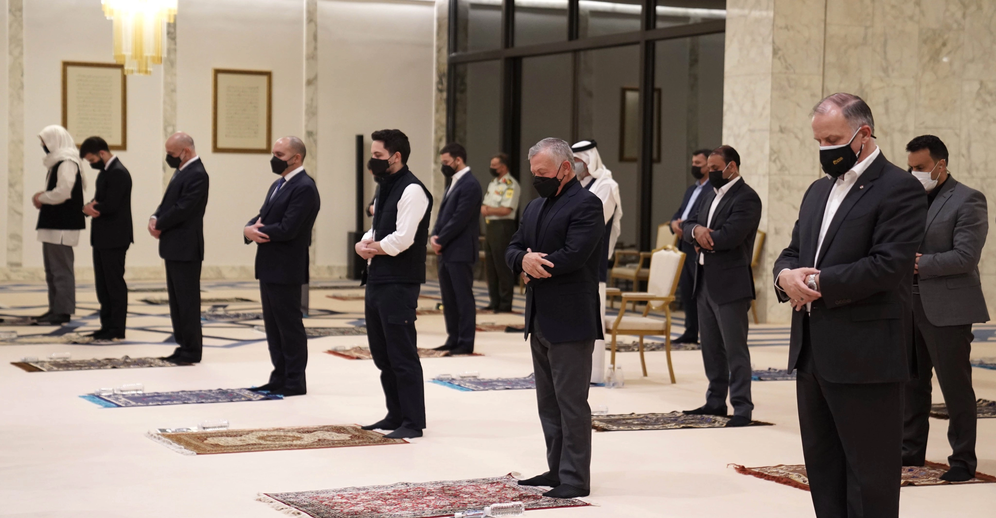 الملك وولي العهد يحييان ليلة القدر بمسجد الهاشمية في عمان