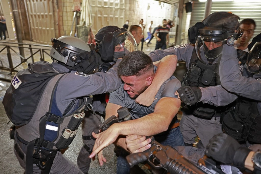 إصابة 14 فلسطينيا على الأقل خلال مواجهات مع قوات الاحتلال الإسرائيلي في القدس
