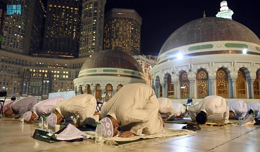 جموع المصلين تشهد ختم القرآن بالمسجد الحرام
