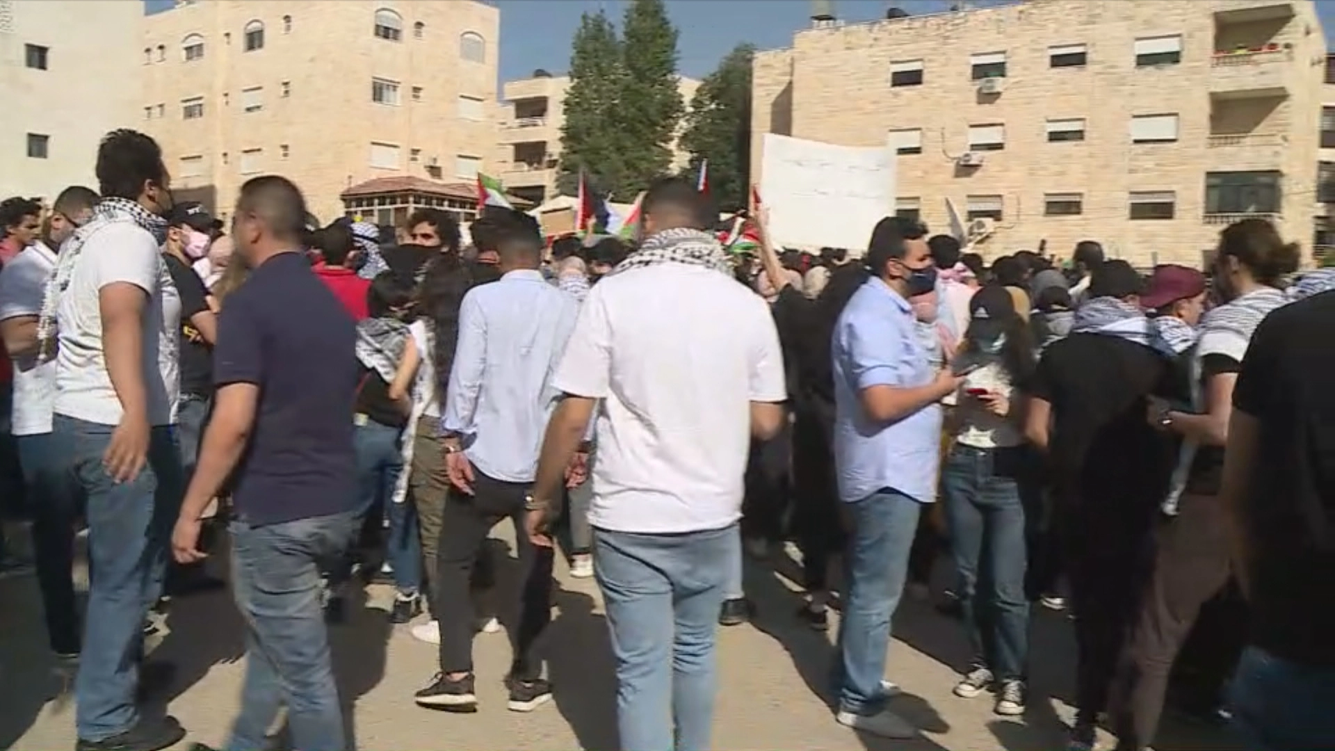 وقفة احتجاجية قرب السفارة الإسرائيلية ضد اعتداءات إسرائيل في القدس وغزة