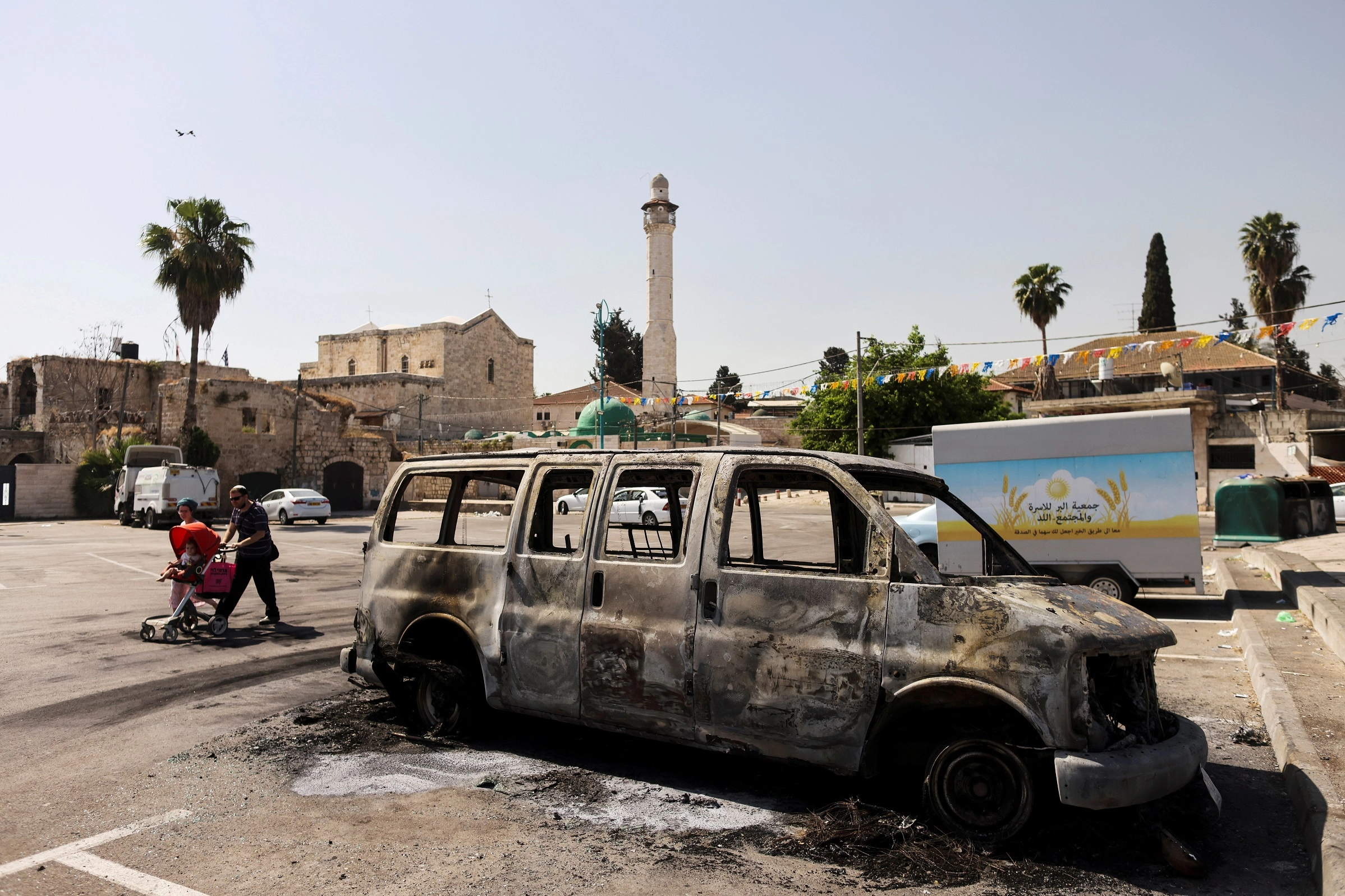 إحباط محاولة لإحراق المسجد العمري الكبير في اللد وتحطيم محال تجارية لفلسطينيين في يافا