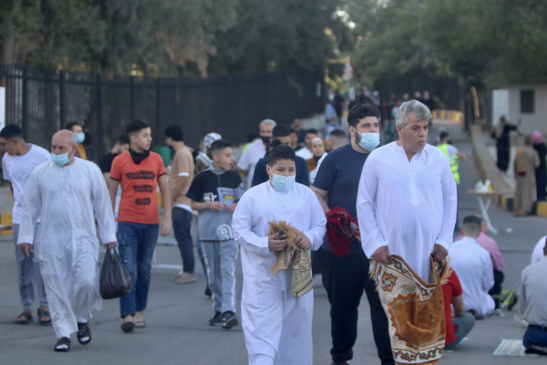 مصلون يؤدون صلاة العيد وسط التزامهم بالإجراءات الصحية