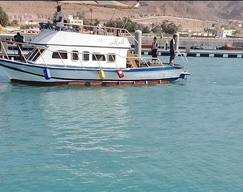 القوة البحرية تخمد حريقًا في قارب سياحي في العقبة