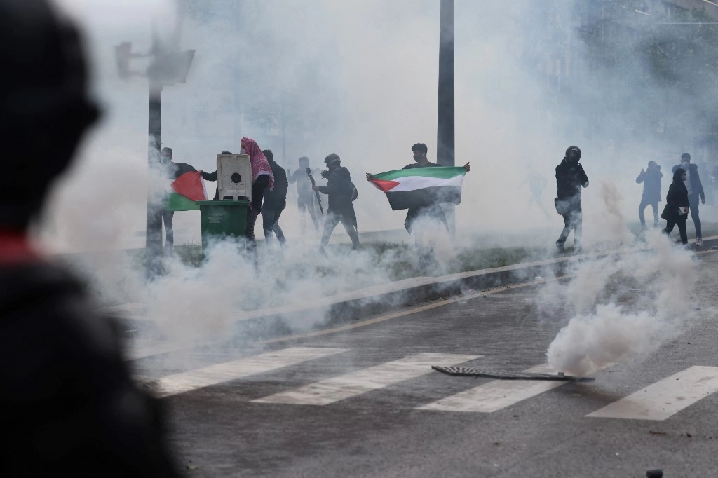 توترات في باريس مع إصرار محتجين مؤيدين للفلسطينيين على تظاهرة حظرتها الشرطة