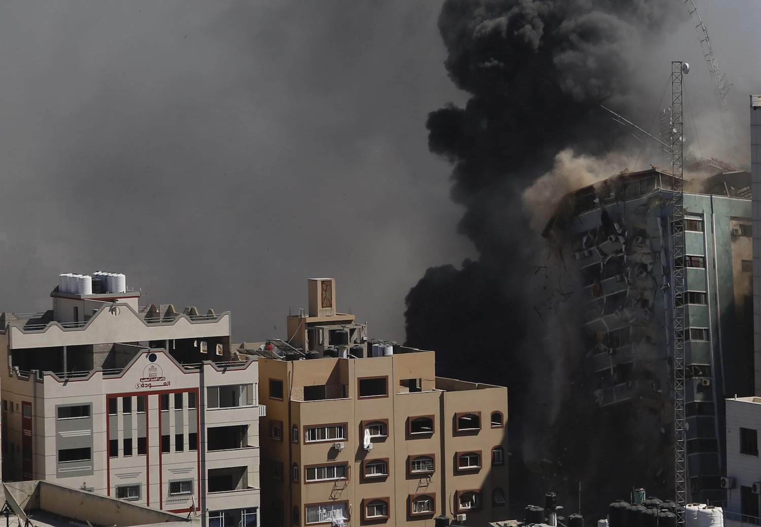 مراسل "المملكة": الاحتلال الإسرائيلي يقصف مواقع حكومية وطرقا في غزة