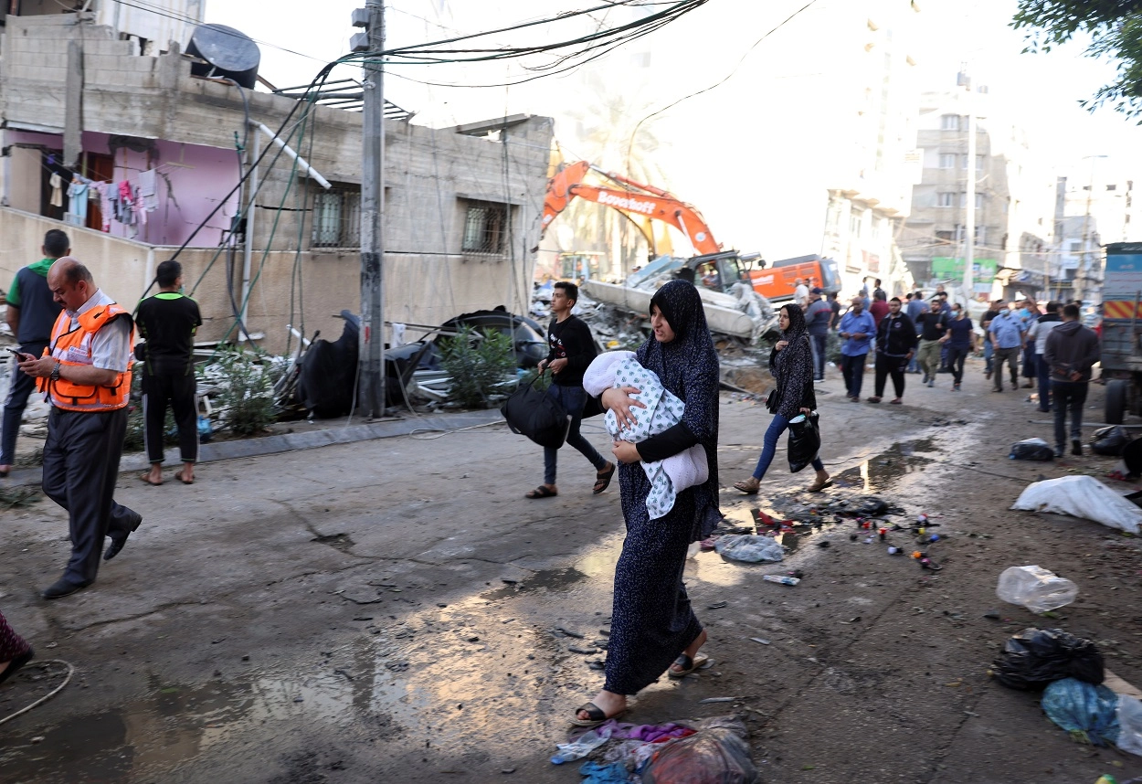 مصر تستقبل جرحى من غزة وتدعو إلى "تنازلات" من أجل السلام