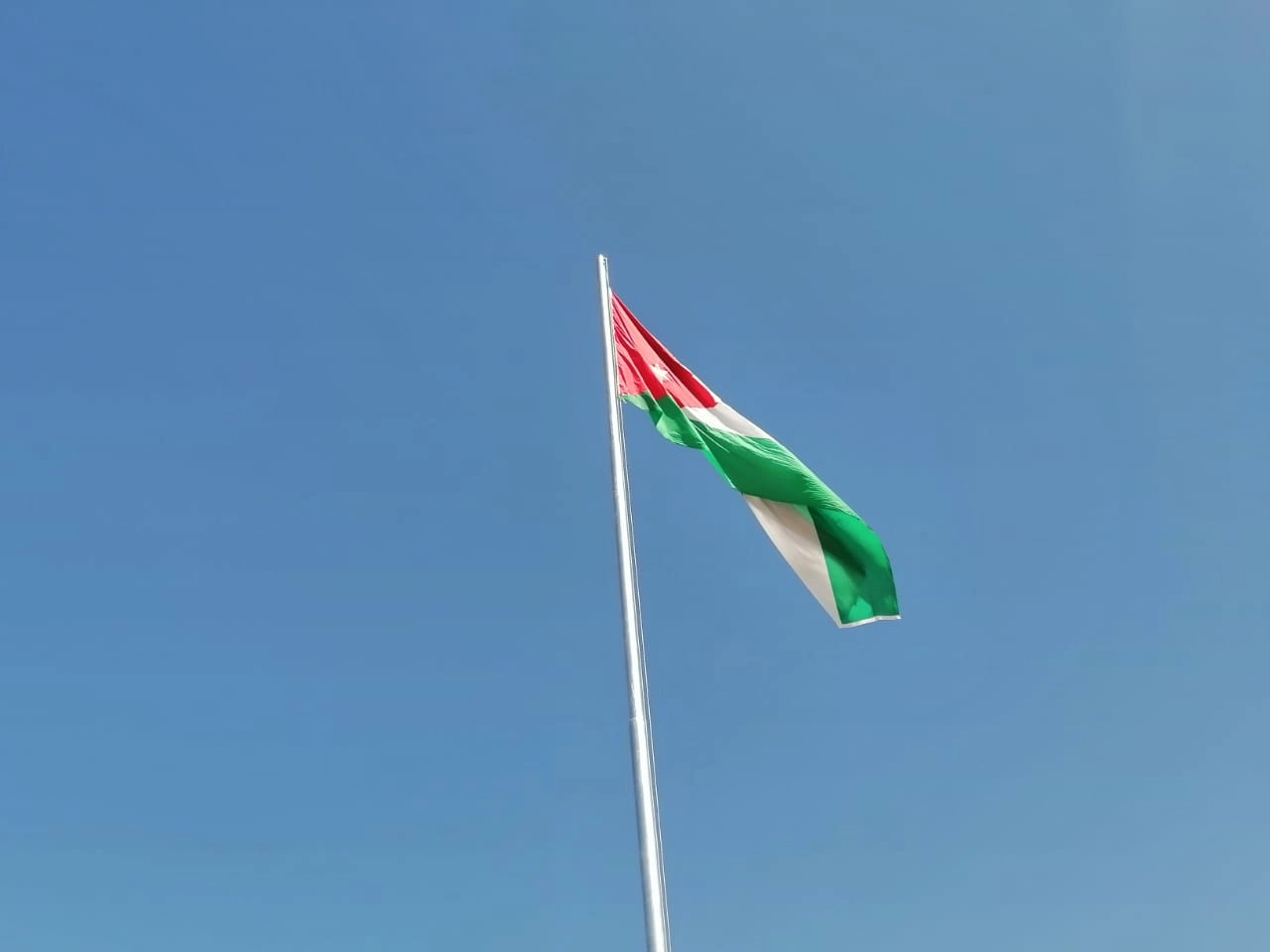 رفع علم الأردن على أطول سارية في محافظة جرش