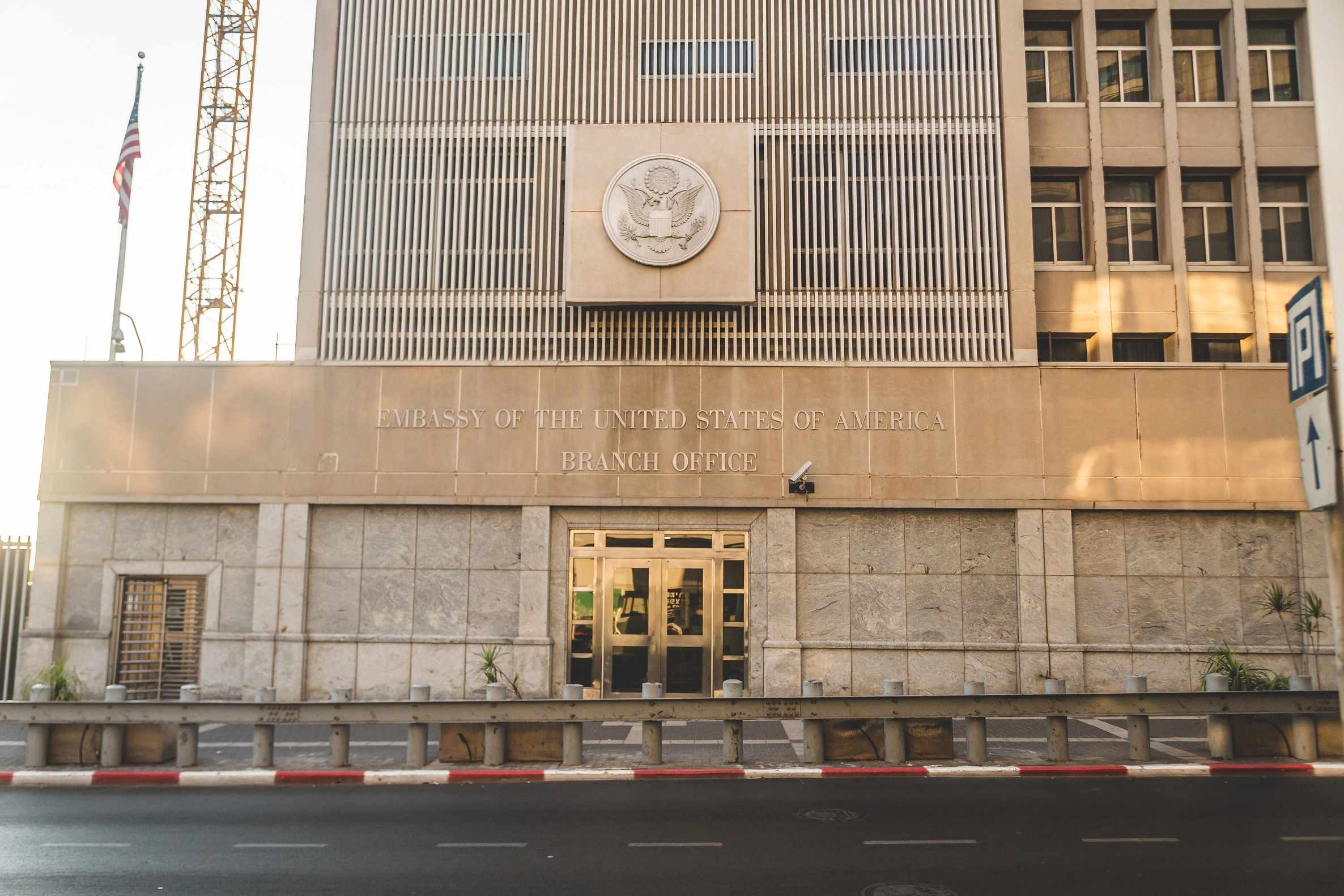 تعليق تقديم خدمات في فرع السفارة الأميركية في تل أبيب
