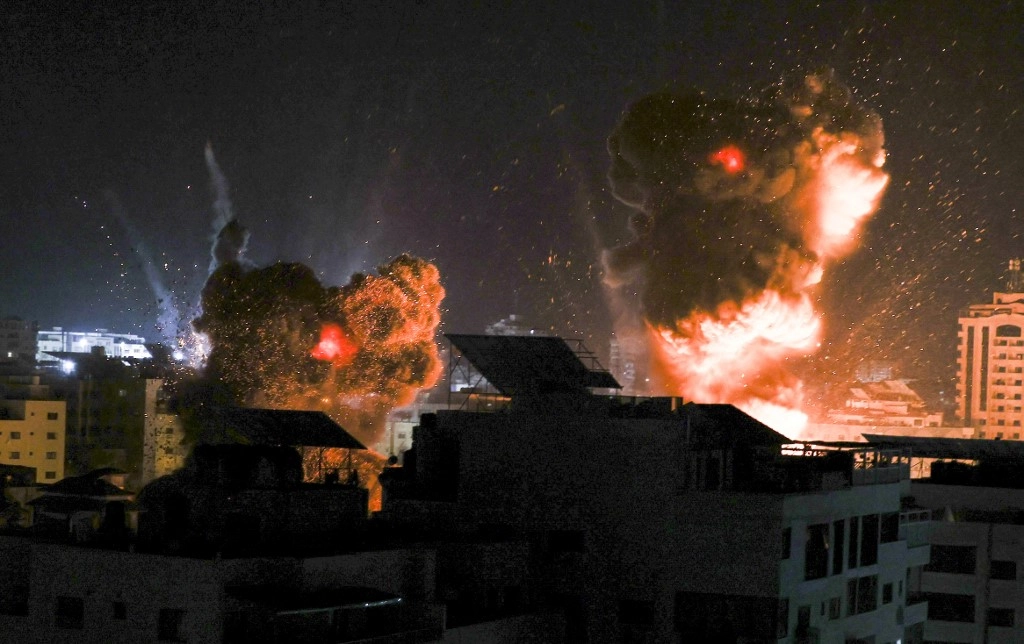 تجدد الغارات العنيفة على مناطق عدة في غزة
