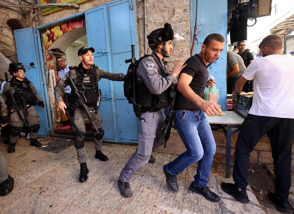استشهاد 4 فلسطينيين وإصابة العشرات في الضفة الغربية المحتلة
