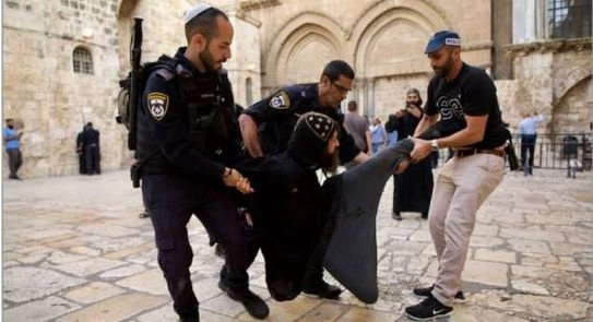 مستوطنون يعتدون على رجال دين مسيحيين قرب كنيسة القيامة