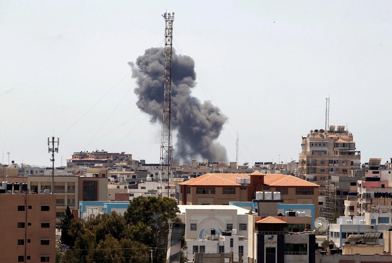 الاحتلال يستهدف منزلا في غزة يسكنه 30 فلسطينيا ولم ينفجر