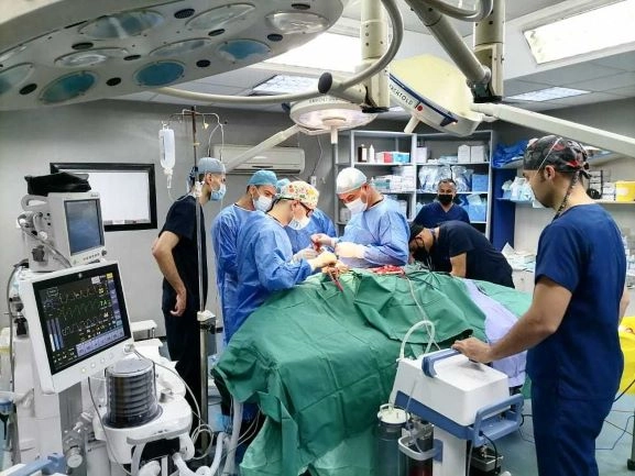 فريق طبي أردني يجري عمليات جراحية في قطاع غزة
