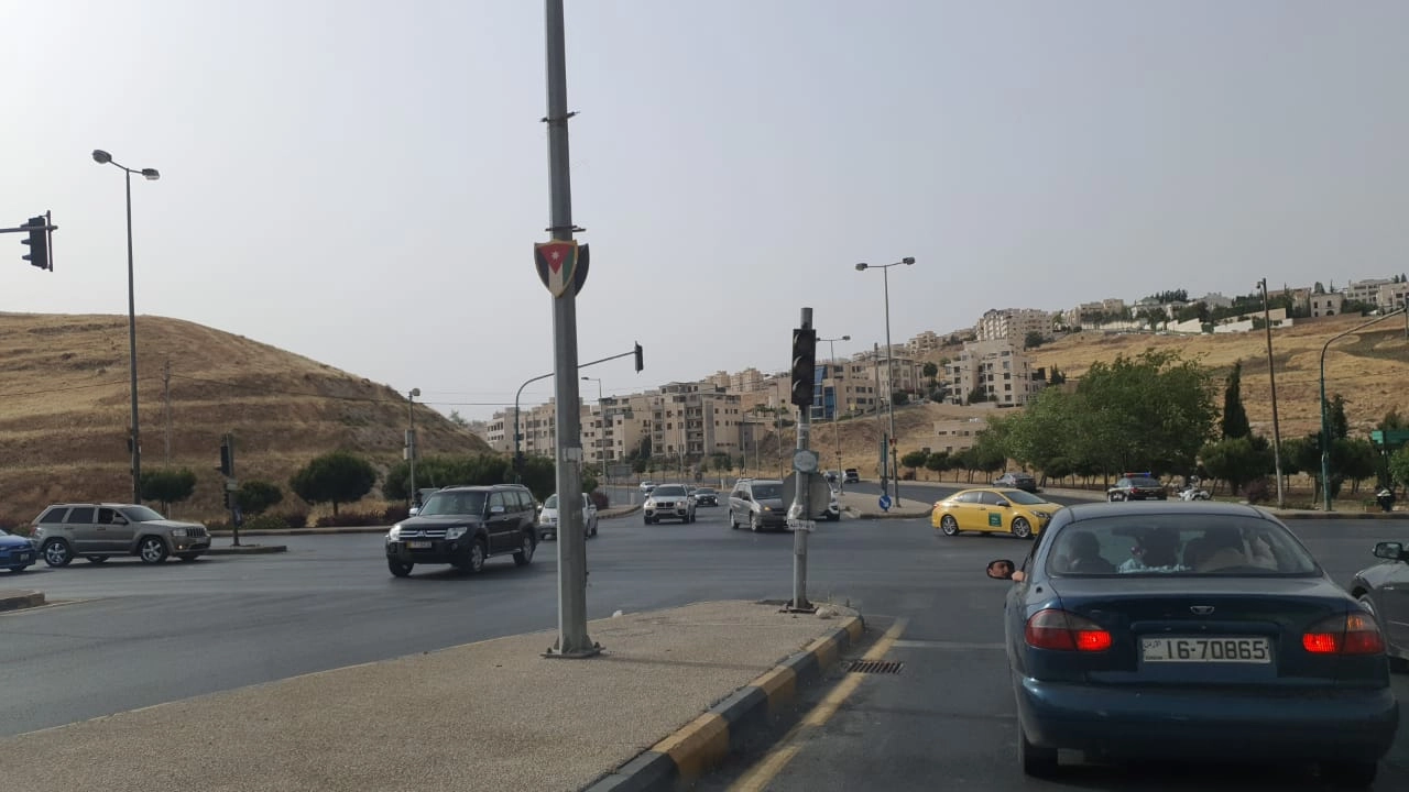 عودة جميع الإشارات الضوئية للعمل في عمان بعد انقطاع التيار الكهربائي لساعات