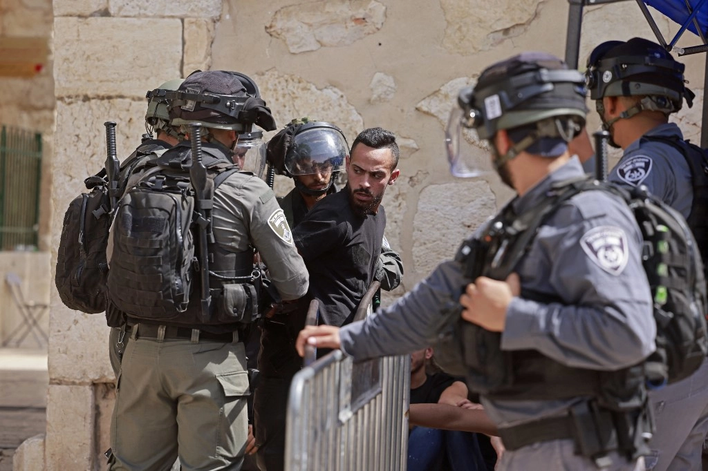 اعتقال 9 فلسطينيين بينهم 4 قرب المسجد الأقصى