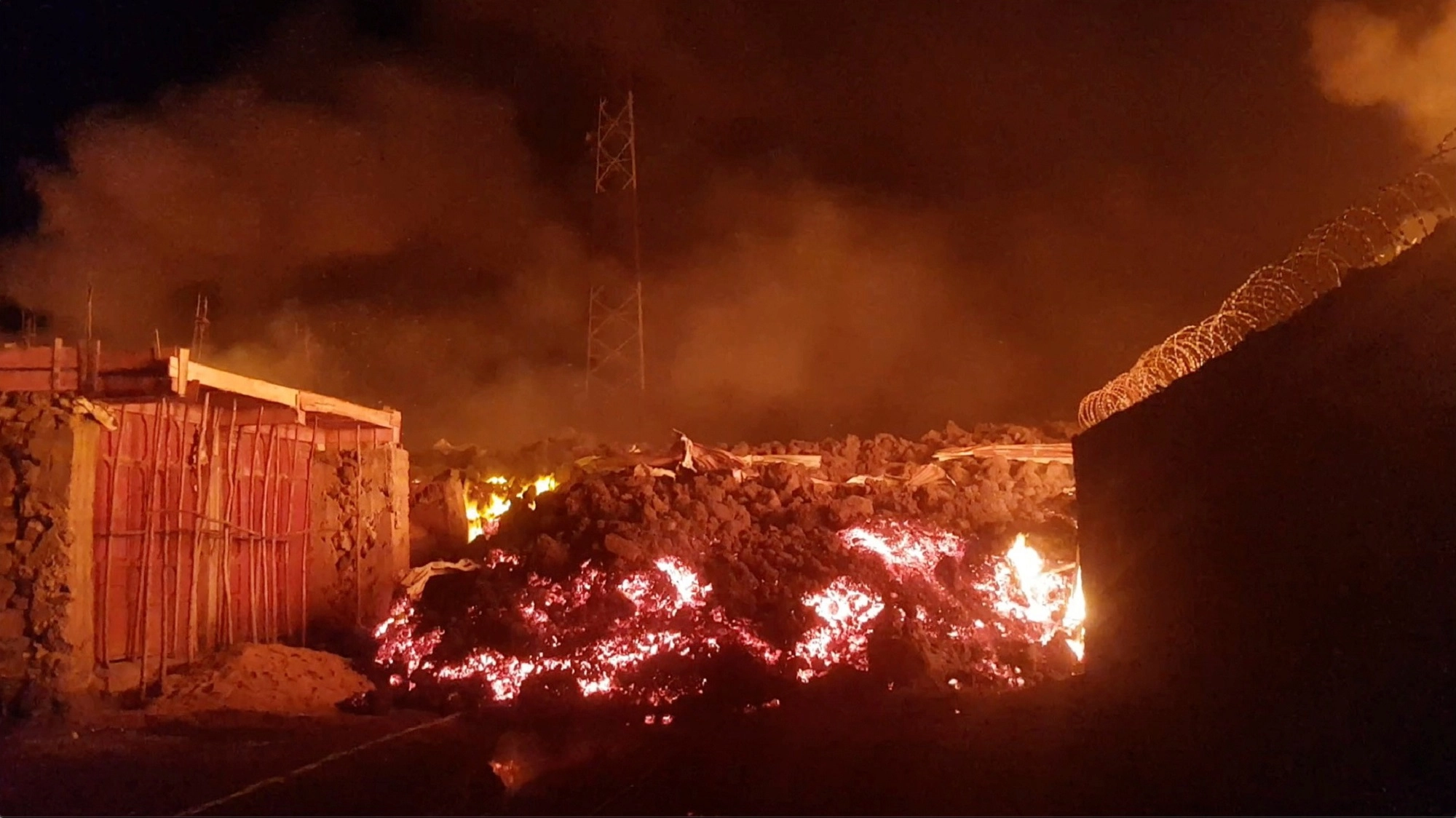 آلاف من سكان غوما يفرون بعد ثوران بركان في شرق الكونغو الديمقراطية
