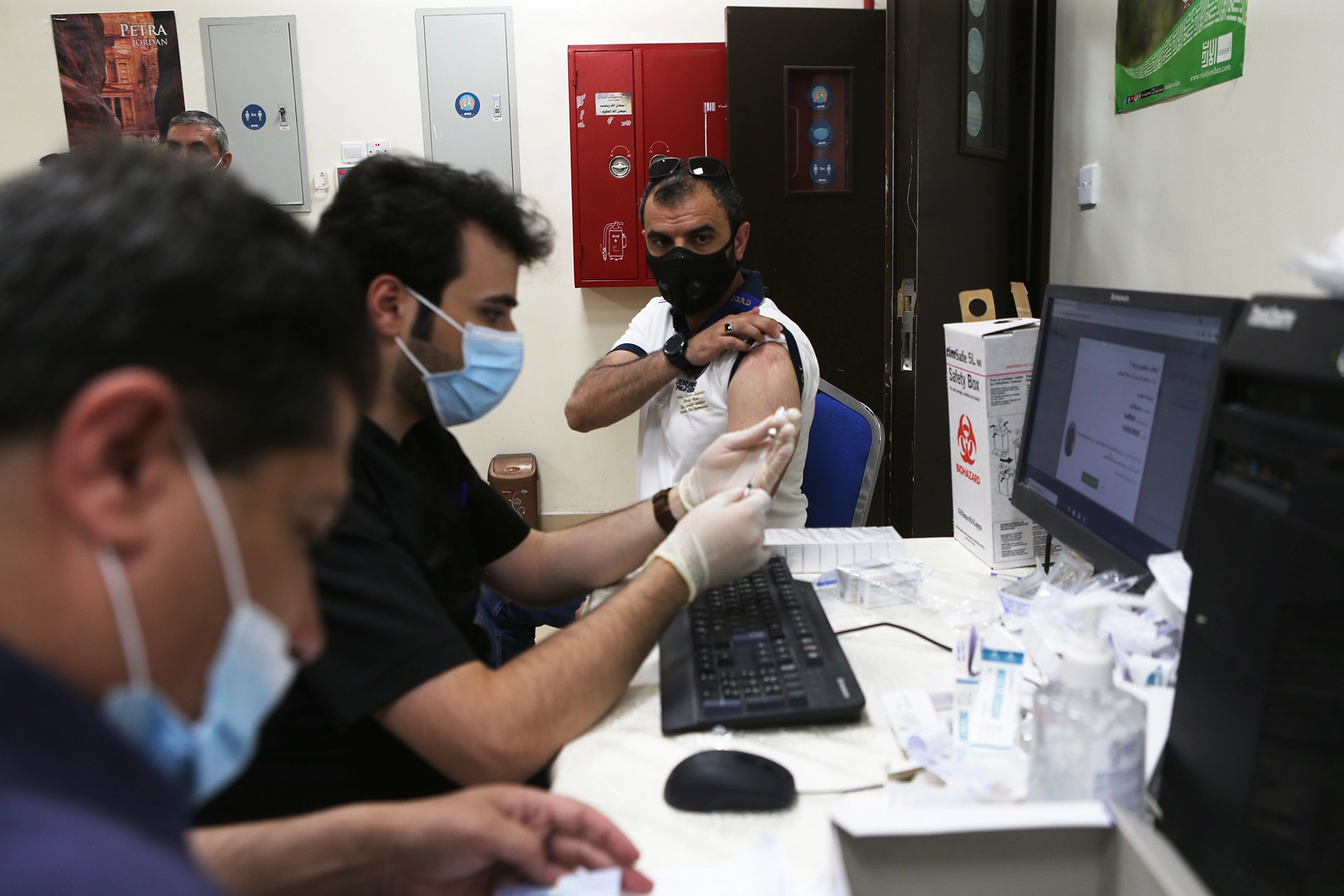 1644 معلما ومعلمة تلقوا اللقاح المضاد لكورونا في جرش