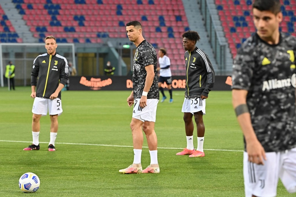 رونالدو يصبح أول لاعب يُتوج هدافا في ثلاث بطولات أوروبية كبرى