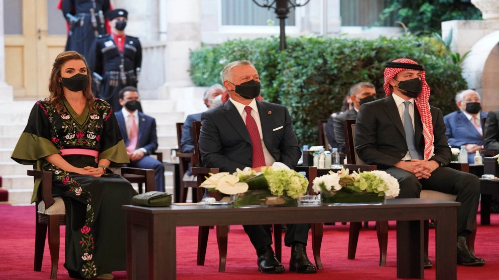 الملك ينعم بوسام مئوية الدولة الأولى على كوكبة من أبناء الأردن وبناته