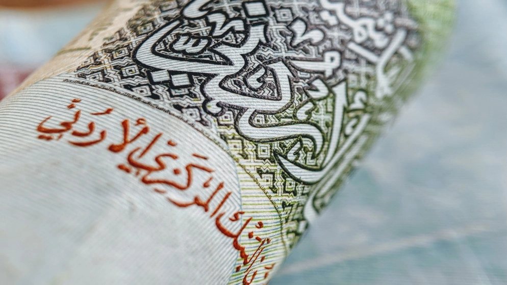 انخفاض الحوالات الواردة والصادرة نحو 60%