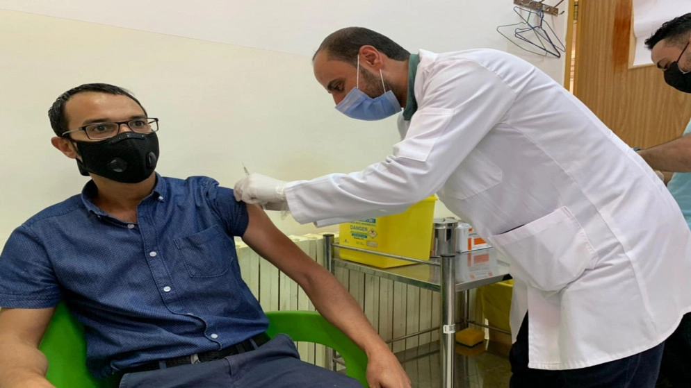 51 شخصا تلقوا لقاح كورونا في حملة بدأت في جامعة الحسين بن طلال