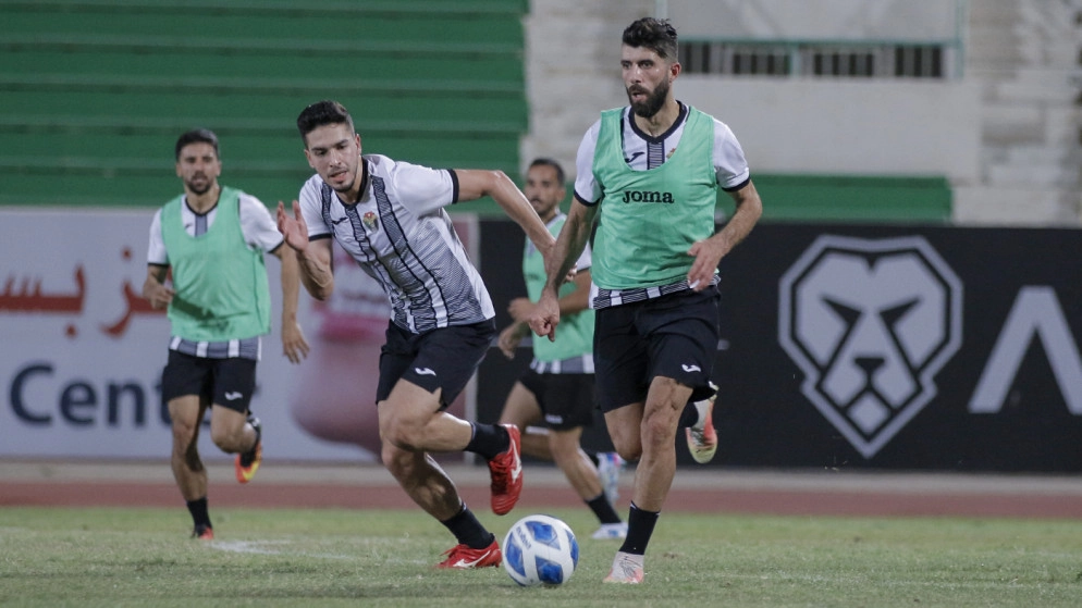 المنتخب الوطني لكرة القدم يبدأ تدريباته في الكويت
