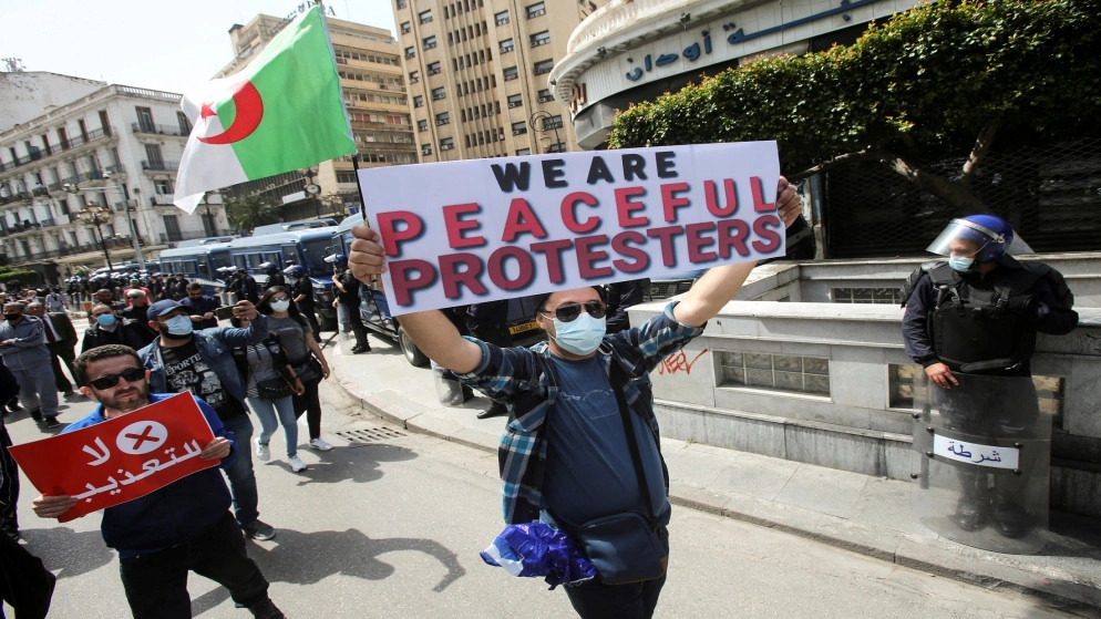 ناشطو الحراك في الجزائر يلجأون إلى مواقع التواصل الاجتماعي بعد حظر مسيراتهم