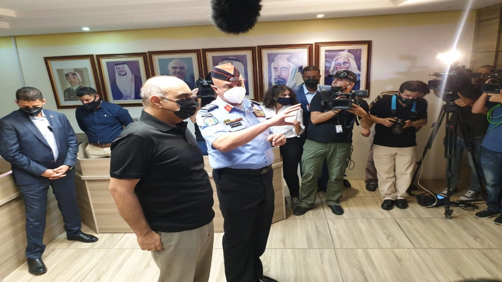 الخصاونة يطلع على إجراءات حركة عبور المواطنين والزوار والشاحنات في حدود العمري