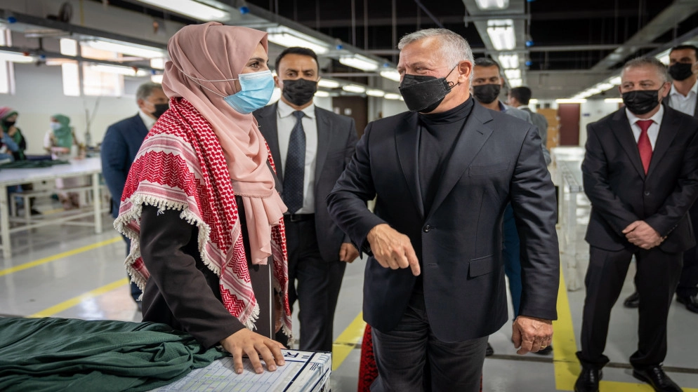الملك يزور مصنعا للألبسة في إربد كان قد وجه بإنشائه لزيادة المشاريع التنموية