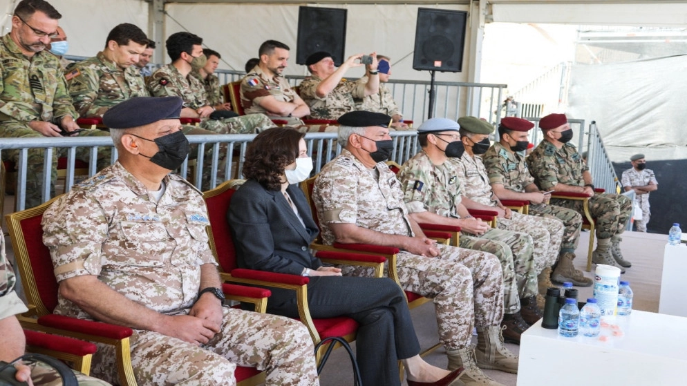 رئيس هيئة الأركان والسفيرة البريطانية يتابعان تمرين اقتحام جوي مشتركا