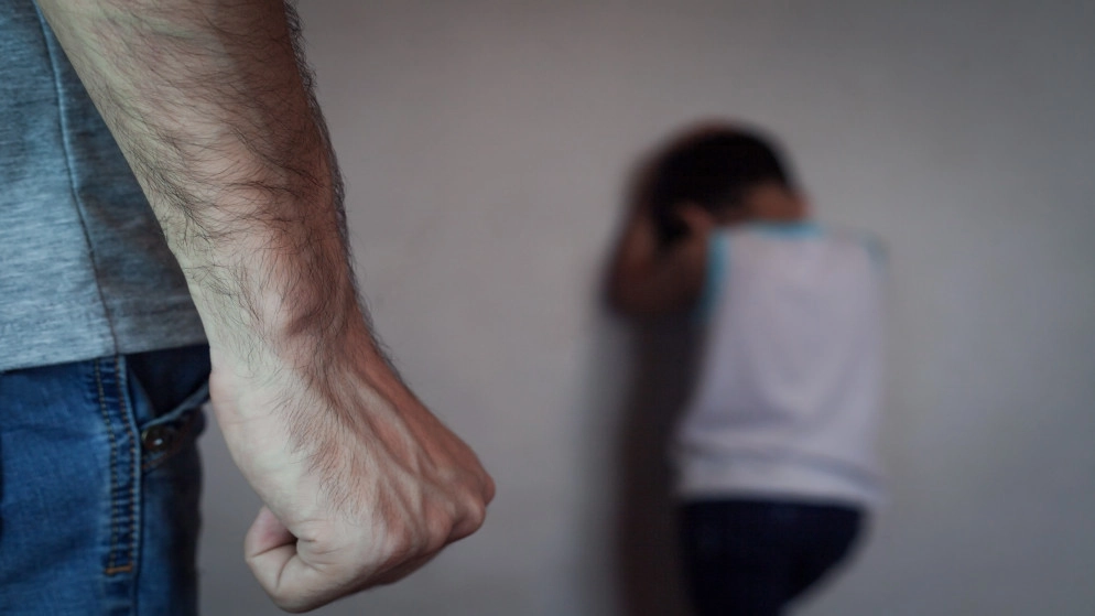 عدد بلاغات العنف الأسري السنوية بين 12 ألف و14 ألف شكوى