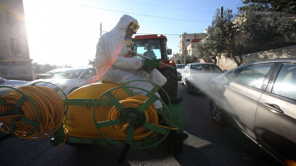 جمع عينات من مخالطي مصابين بكورونا بمصنع في الكرك