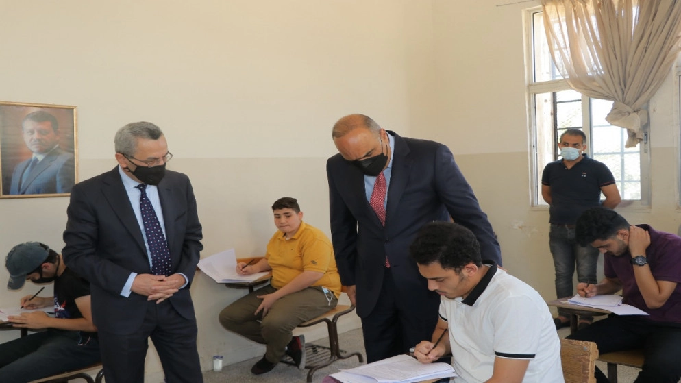 رئيس الوزراء يطلع على سير امتحان "التوجيهي"