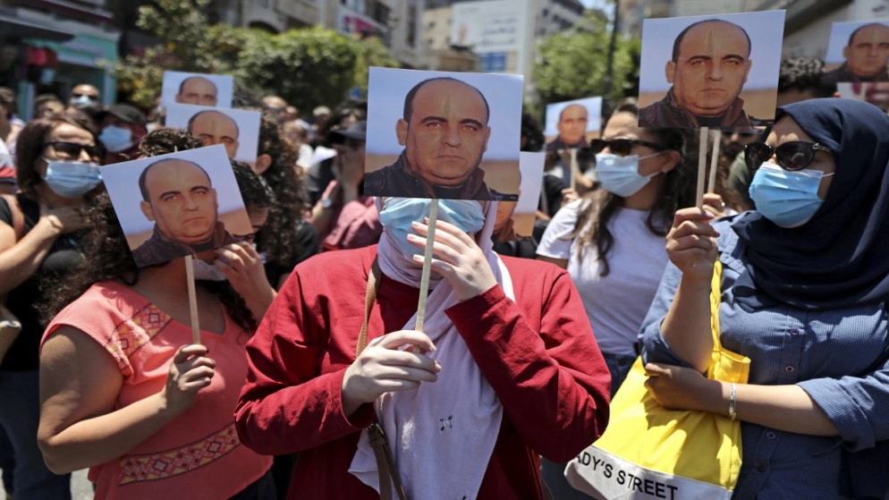 إحالة 14 شخصا إلى القضاء في قضية وفاة الناشط الفلسطيني نزار بنات