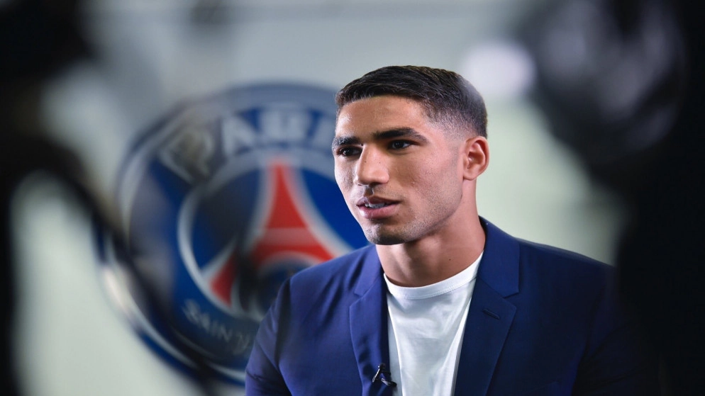 الظهير المغربي أشرف حكيمي يوقع مع باريس سان جيرمان حتى 2026