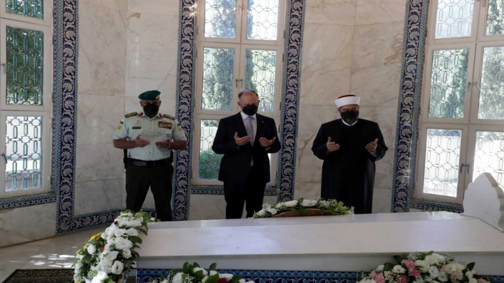 نائب الملك يزور ضريح الملك طلال بن عبدالله