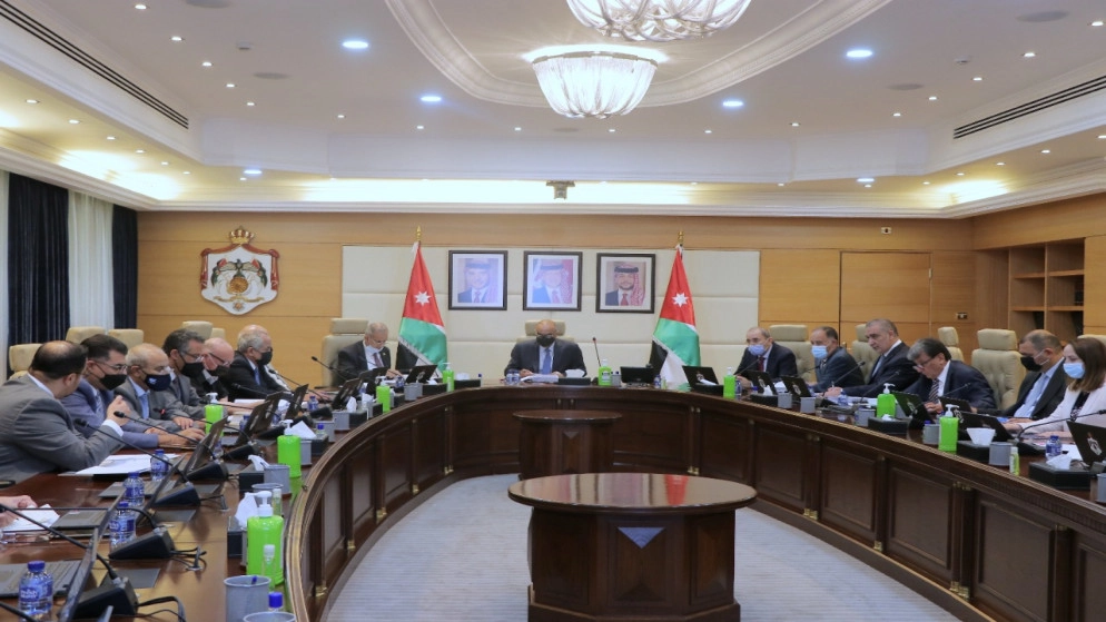 رئيس الوزراء يوعز بتشديد الرقابة على مدى الالتزام بأوامر الدفاع