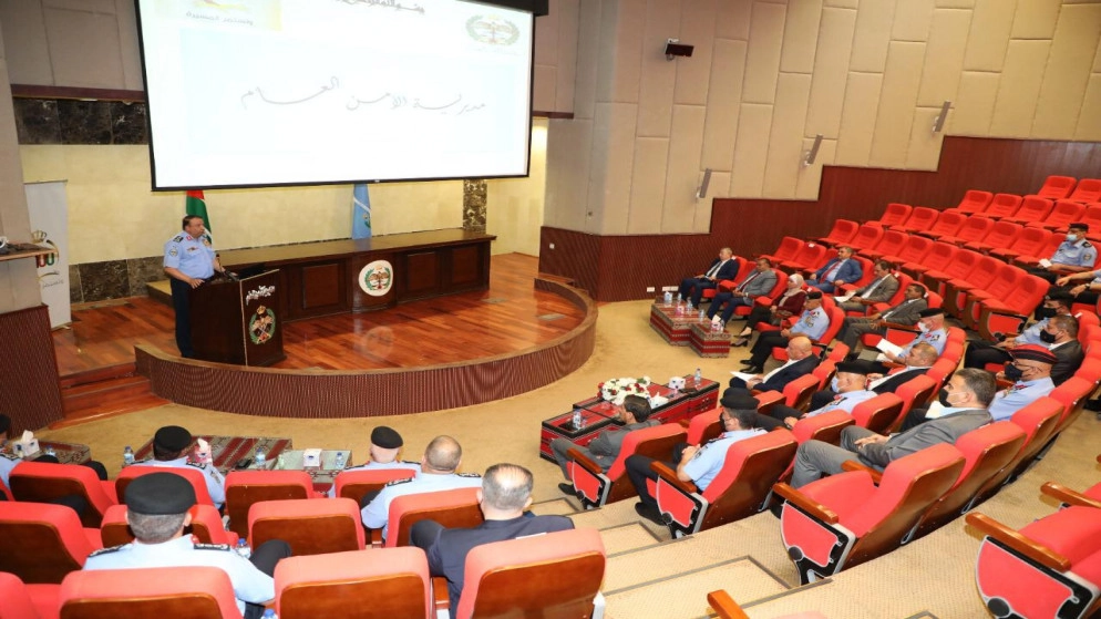 مدير الأمن العام يؤكد المضي في تنفيذ خطط لتعزيز خدمات أمنية وإنسانية