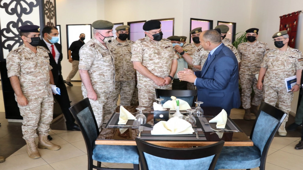 رئيس هيئة الأركان يتفقد سير العمل في فندق القوات المسلحة