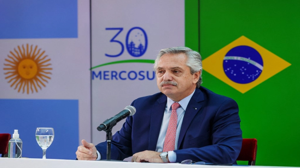 رئيس الأرجنتين يطالب برفع الحصار عن كوبا ويرفض التدخل الخارجي