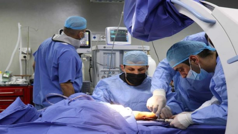 طواقم طبية في المستشفى الميداني الأردني غزة تجري عملية جراحية نوعية