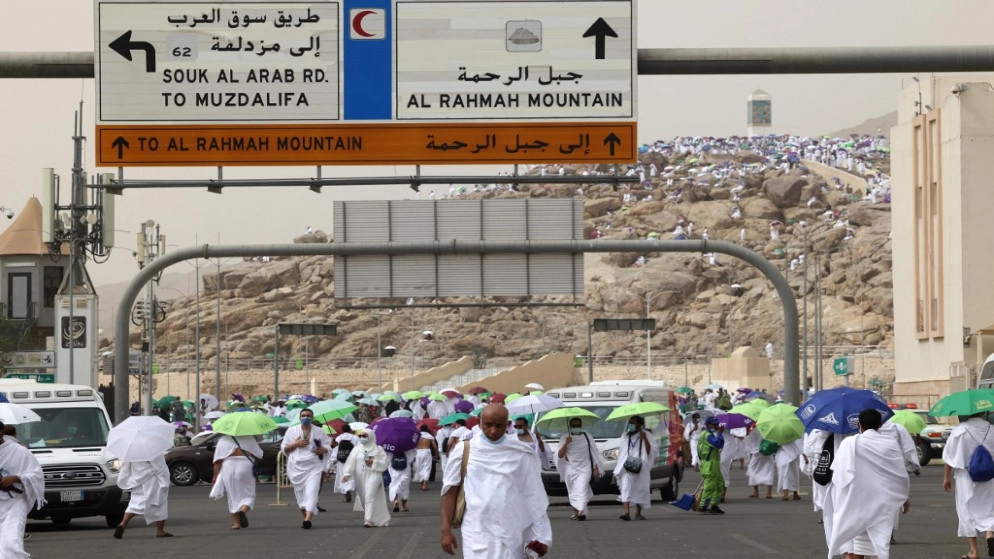 الحجاج ينفرون من جبل عرفات نحو مزدلفة خلال تأديتهم الحج