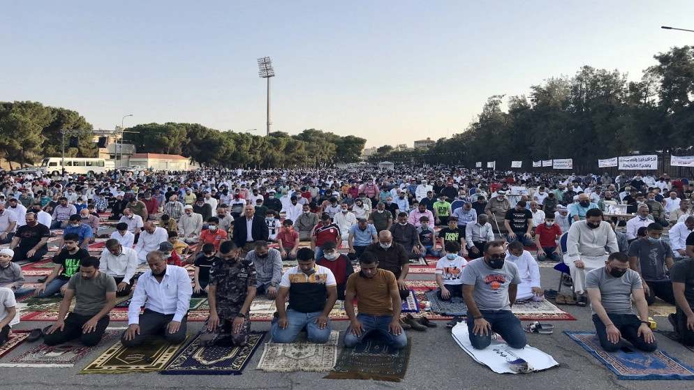 مصلون يؤدون صلاة العيد وسط التزامهم بالإجراءات الصحية
