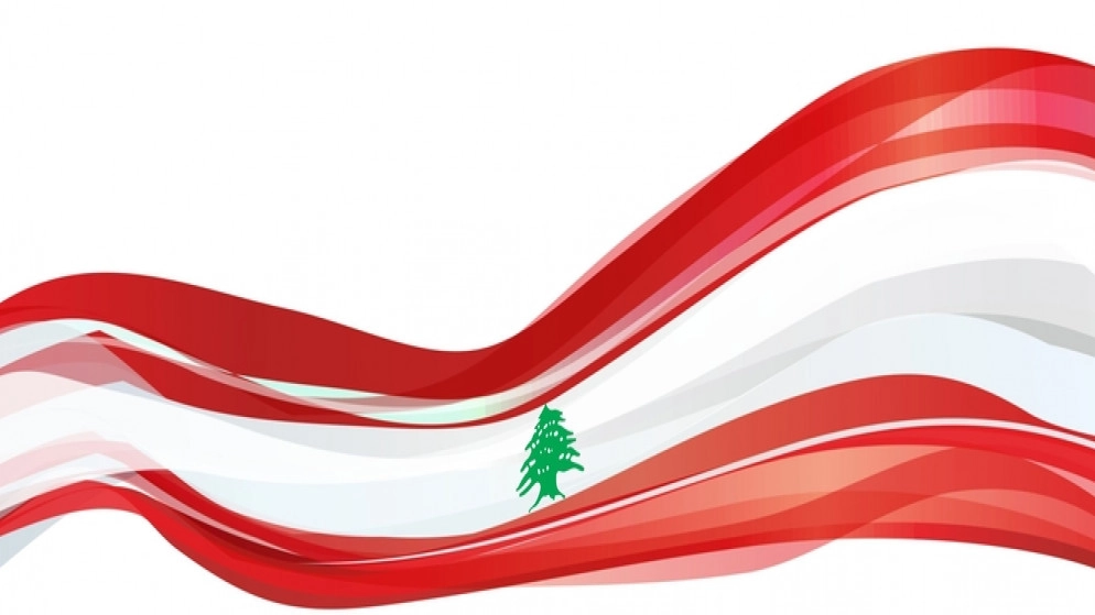 فنان يرسم بالطبشور أكبر علم لبناني في محاولة لدخول موسوعة غينيس