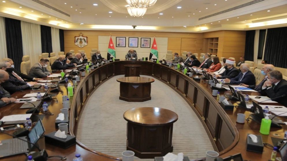 رئيس الوزراء يوجه إلى تشديد الرّقابة على تطبيق أمر الدفاع 32