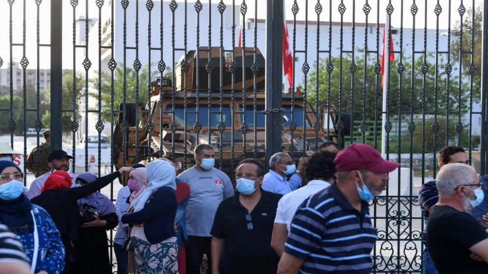 رئيس الوزراء التونسي المعزول في منزله وليس رهن الاعتقال