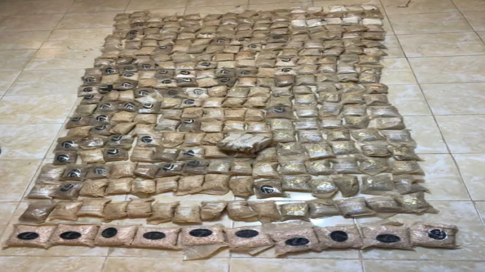 إصابة شخص خلال إحباط تهريب 300 ألف حبة كبتاغون و7 أكف من الحشيش